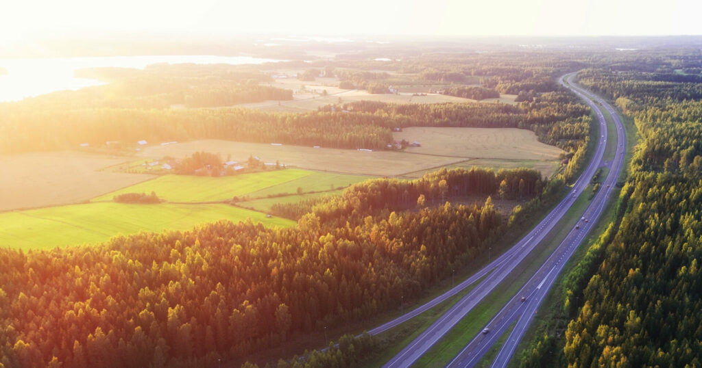 Moottoritie kuvattuna ylhäältä päin, auringon laskiessa.